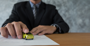 Courtier en crédit auto fonctionnaire : avantages et coût